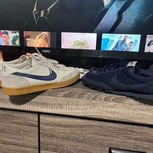 2 pair of nikes